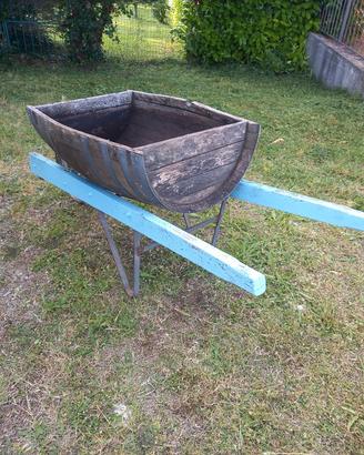 Carretta e 2 fioriere ricavate da una botte