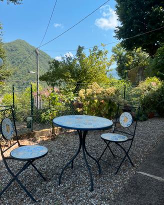 Set tavolino e sedie ferro battuto e cementine