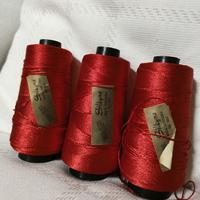 Rocchette di filato di viscosa rosso