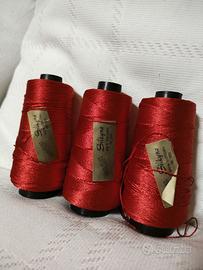 Rocchette di filato di viscosa rosso