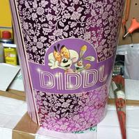 cestino con personaggi da collezione 