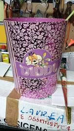 cestino con personaggi da collezione 