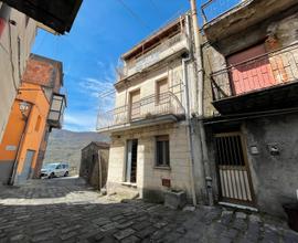 Casa singola su piu' livelli a roccella valdemone