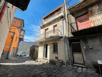 Casa singola su piu' livelli a roccella valdemone