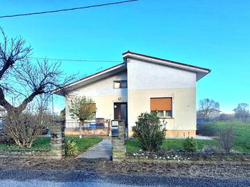 Villetta indipendente con 2000 mq di giardino