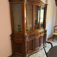Credenza con vetrina in legno stile classico