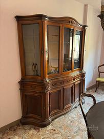Credenza con vetrina in legno stile classico