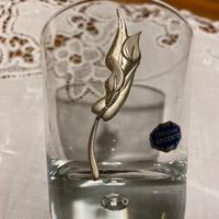 Elegante bicchier con inserto floreale  in argento