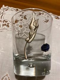 Elegante bicchier con inserto floreale  in argento