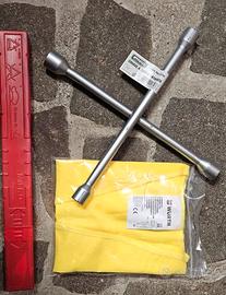 kit auto chiave, giubbino e triangolo mai usati
