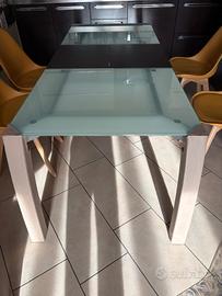  tavolo in vetro temprato con gambe in legno 
