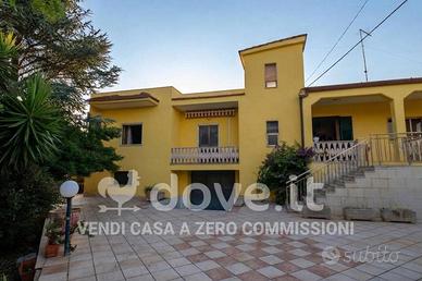 Villa di 300 m² con 4 locali e posto auto a Avetra