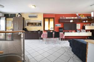 Piano terra con cortile e posto auto