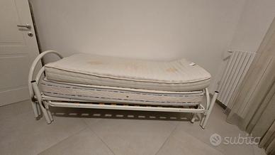 letto a castello bianco con materassi