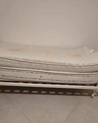 letto a castello bianco con materassi