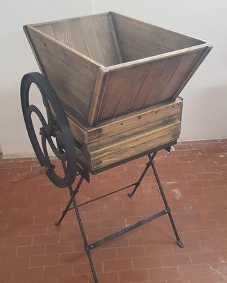 Cimelio Antico per la vendemmia, restaurato.