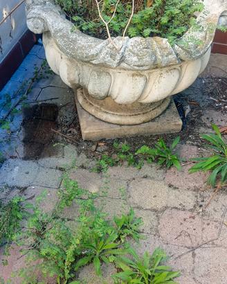 Vaso rotondo in cemento bianco lavorato 