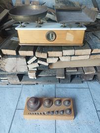 Bilancia pesa-oggetti con pesi in ottone