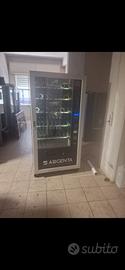 distributore automatico  snack e bevande 