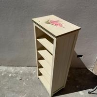 Scaffale shabby chic con decoro fiore
