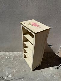 Scaffale shabby chic con decoro fiore