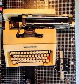 MACCHINA PER SCRIVERE OLIVETTI LETTERA 35.
