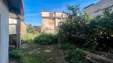 Guspini-Indipendente bilivelli con cortile interno