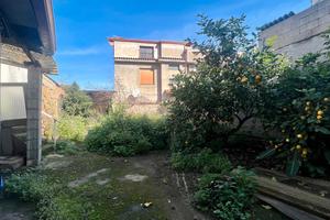 Guspini-Indipendente bilivelli con cortile interno