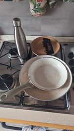 Padella. piatto. borraccia 