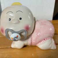 Salvadanaio bebè neonato con ciuccio vero