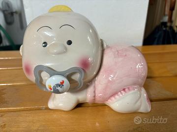 Salvadanaio bebè neonato con ciuccio vero