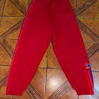 Due pantaloni tuta adidas e nike