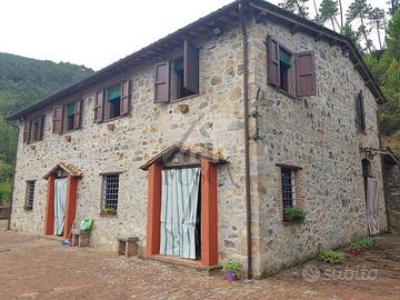 Rustico / Casale di 32420 m² con più di 5 locali e