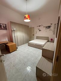 Stanza singola per studentessa lavoratrice