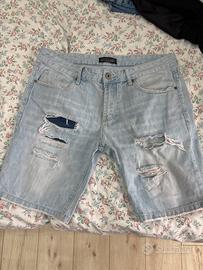 Pantaloncini jeans chiari strappati con toppa