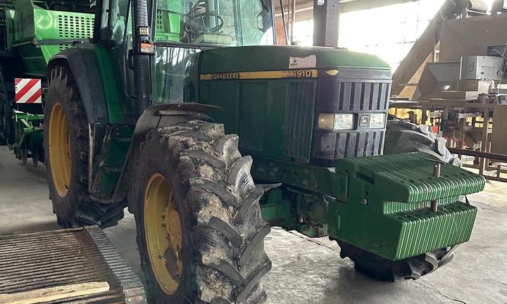 John Deere 6910