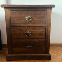 2 comodini in legno con 3 cassetti