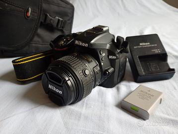 Nìkon D5300 con obbiettivo e borsa