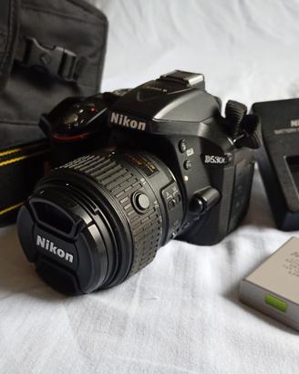 Nìkon D5300 con obbiettivo e borsa