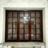 Finestre di legno con vetro all'inglese