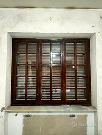 Finestre di legno con vetro all'inglese