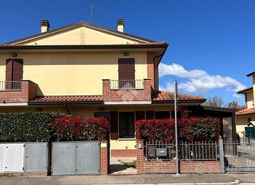VILLA A SCHIERA A MASSA LOMBARDA