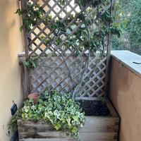 Fioriera in legno con grigliato integrato