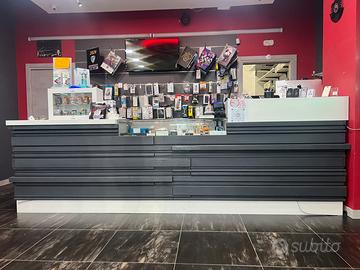 Bancone e vetrine in legno massello