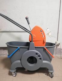 Carrello lavapavimenti con due secchi/strizzatore