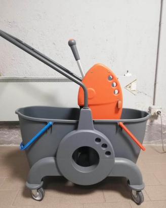 Carrello lavapavimenti con due secchi/strizzatore