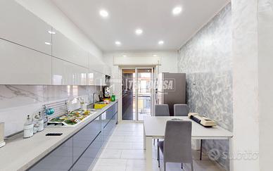 Casoria, luminoso appartamento, piano alto con asc