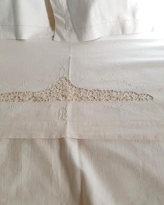 lenzuolo  matrimoniale  con federe  ricamato a man