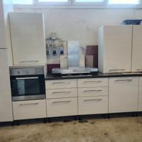 cucina moderna lineare laccata lucida 