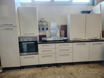 cucina moderna lineare laccata lucida 